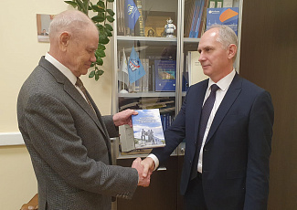 Новая книга Г.Г. Лапина “Организация гидротехнического строительства” подарена Ассоциации